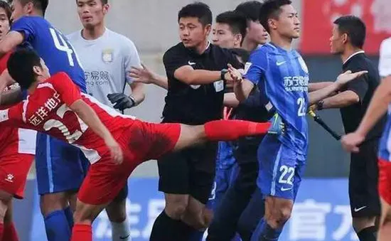Đội bóng Trung Quốc của Ramires bị đánh hội đồng ngay trên sân