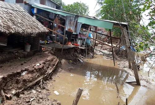 Người dân vùng sạt lở Bạc Liêu “mỏi mắt” chờ hỗ trợ