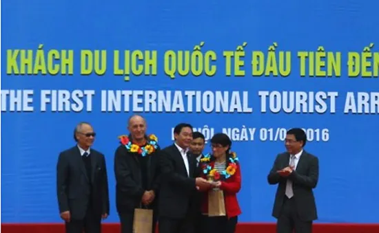 Hà Nội đón vị khách quốc tế đầu tiên năm 2016