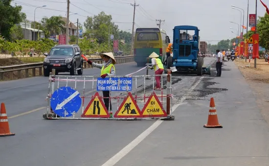 Tạm dừng thu phí trên QL1 nếu không khắc phục xuống cấp trước 30/5