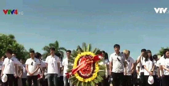 Đoàn thanh niên kiều bào dâng hương tại Thành cổ Quảng Trị