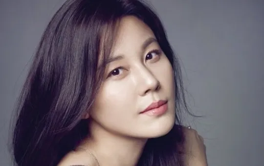 Kim Ha Neul bẽn lẽn tiết lộ chồng là người “kỳ lạ”