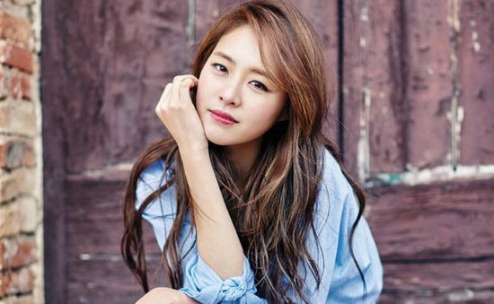 "Bình hoa di động" Lee Yeon Hee đẹp lãng mạn ở trời Âu