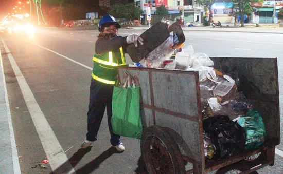 Lặng lẽ phận người mưu sinh trong đêm giao thừa