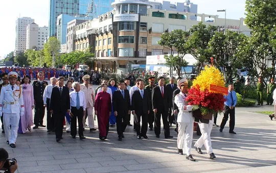 Dâng hương tưởng niệm Chủ tịch Hồ Chí Minh và Chủ tịch Tôn Đức Thắng tại TP.HCM