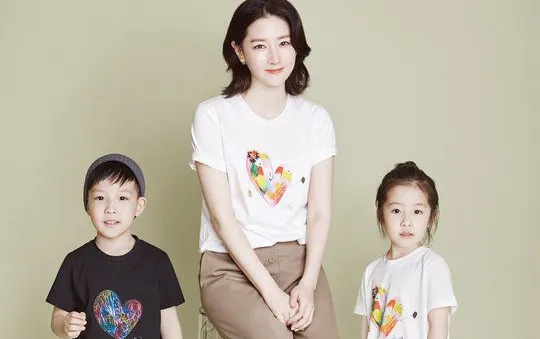 Dân mạng trầm trồ vì mẹ con Lee Young Ae