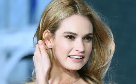 “Lọ Lem” Lily James giành hợp đồng “khủng” với Burberry