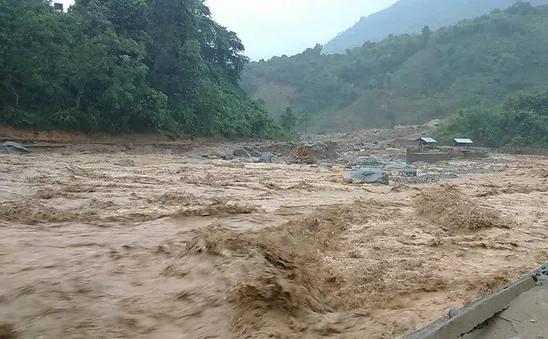 Người dân Lào Cai liều mình vớt gỗ trong mùa mưa lũ