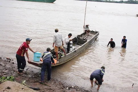 Bến Tre: Chìm ghe chở đá trên sông Vàm Thơm, 1 người mất tích