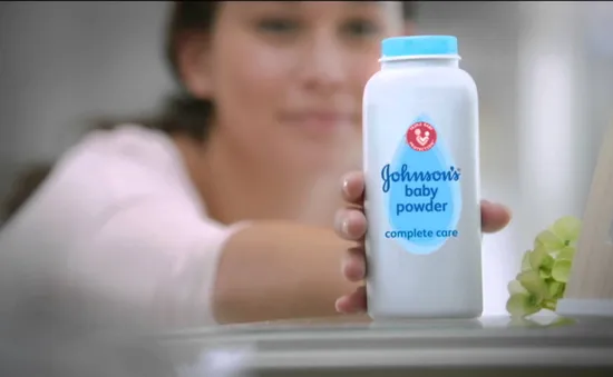 Johnson & Johnson phải bồi thường hơn 70 triệu USD vì phấn rôm nghi gây ung thư