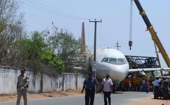 Sập cần cẩu làm rơi máy bay Airbus tại Ấn Độ