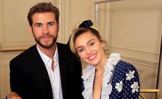 Miley Cyrus tươi hết cỡ bên người tình điển trai