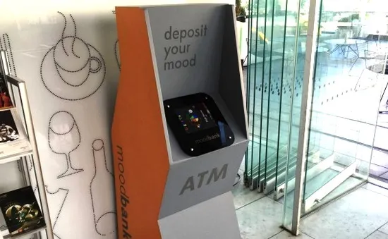 Thú vị máy ATM giao dịch bằng... cảm xúc