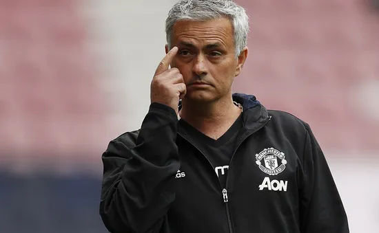 HLV Mourinho chê hàng thủ Man Utd trong trận thắng Wigan