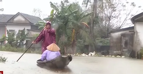 Mưa to kéo dài, vùng lũ TT-Huế chìm trong biển nước