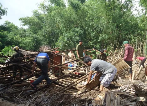 Trà Vinh: Lốc xoáy làm sập 17 căn nhà tại huyện Duyên Hải