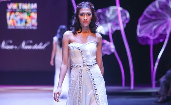 Quán quân Vietnam’s Next Top Model 2014 diện váy nặng 10kg sải bước catwalk