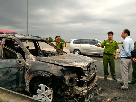 Ô tô cháy rụi trên cao tốc TP.HCM - Trung Lương