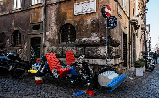 Thích thú với dàn xe Lego phóng to đổ bộ thành Rome