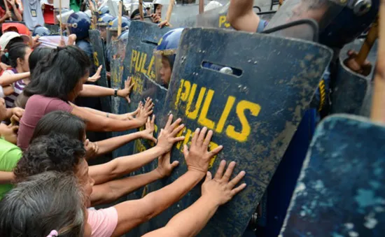 Philippines: Xe cảnh sát cán người biểu tình