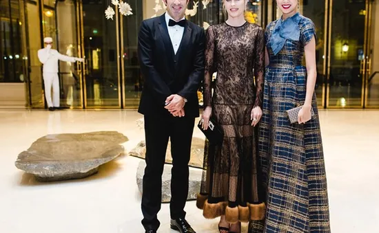 Á hậu Thúy Vân gặp gỡ huyền thoại bóng đá Luis Figo