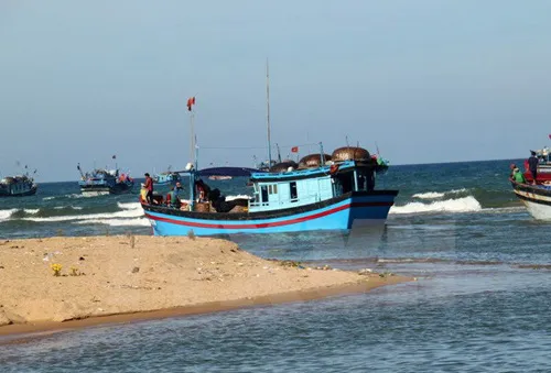 Phú Yên: Bồi lấp cửa biển trầm trọng, hàng trăm tàu cá không thể vươn khơi