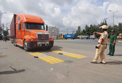 Tăng mức xử phạt hành vi chở quá tải trọng