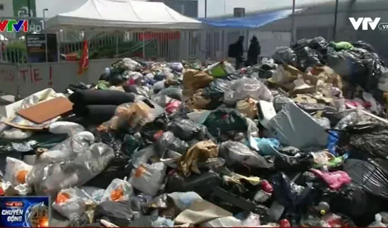 Công nhân Pháp đình công bằng rác trước thềm EURO