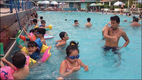 Tuổi nào thích hợp cho trẻ học bơi?