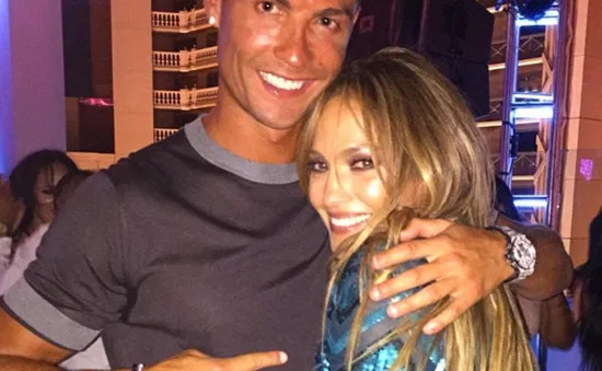 Ronaldo chúc mừng sinh nhật J-Lo bằng cái ôm chặt cứng