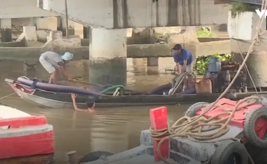 Sóc Trăng: Ách tắc giao thông vì chậm trục vớt sà lan chìm