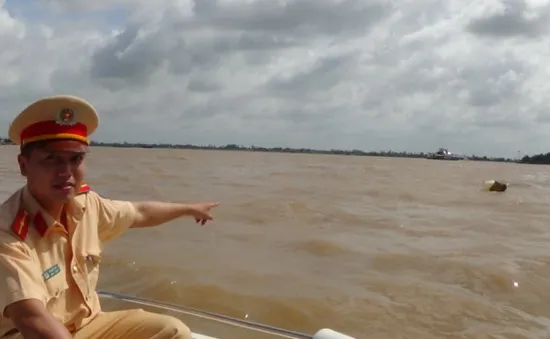 An Giang: Lật sà lan trên sông Vàm Nao, 2 người mất tích