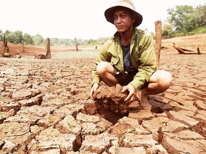 Hạn hán trầm trọng, người dân Tây Nguyên “mót” từng chai nước