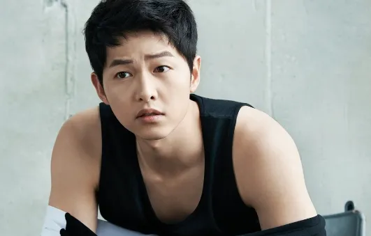 Lộ ảnh hộ chiếu "siêu ngố" của Song Joong Ki