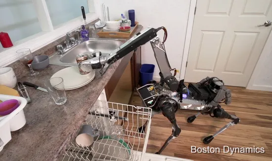 Chú chó robot biết làm việc nhà