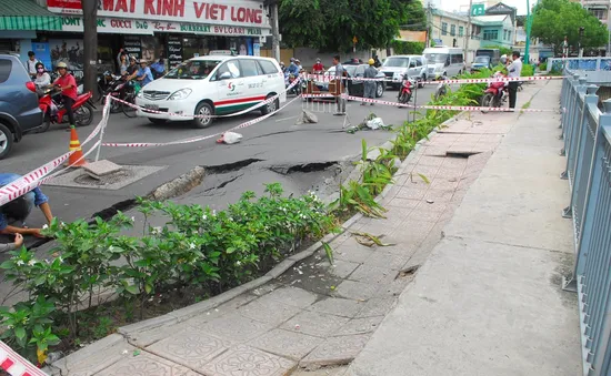 TP.HCM lấp "hố tử thần" trên đường Trường Sa sau 4 tháng