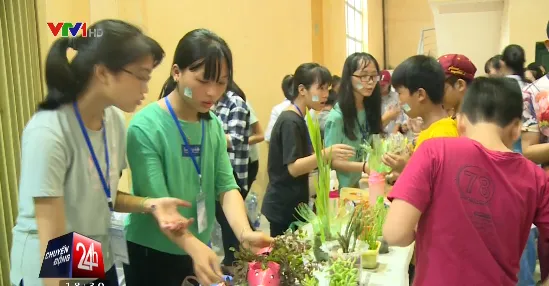 Nhộn nhịp ngày hội tái chế chai nhựa