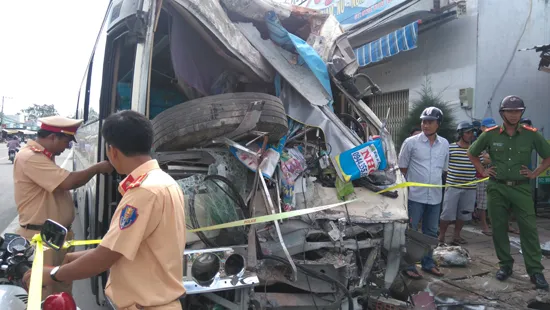 Bạc Liêu: Ô tô khách mất lái tông vào nhà dân