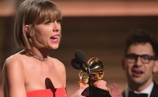 Taylor Swift phản pháo Kayne West trên sân khấu Grammy