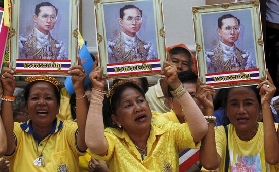 Người dân Thái Lan khóc nghẹn, tiếc thương Nhà vua Bhumibol Adulyadej