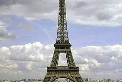 Một phần cầu thang của tháp Eiffel (Pháp) được bán với giá nửa triệu euro