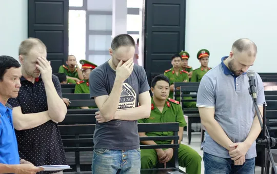 Dùng thẻ ATM giả rút tiền, 3 người Nga bị phạt tù