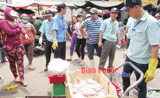 Bình Phước: Phát hiện kho chứa thịt thối giữa chợ Đồng Xoài