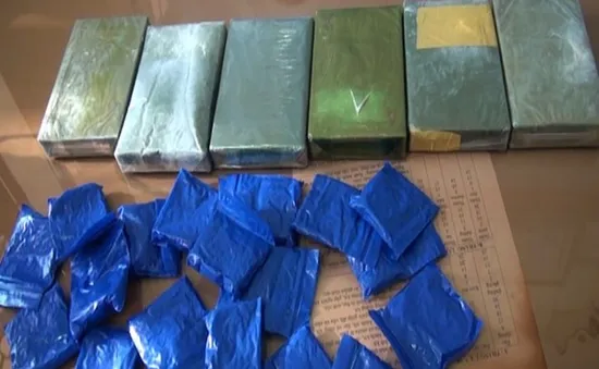 Bắt đối tượng mua bán 5 bánh heroin từ biên giới Việt - Lào