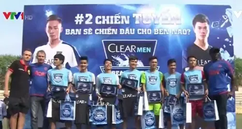 Cựu thành viên MU sôi nổi giao lưu với cầu thủ trẻ Việt Nam