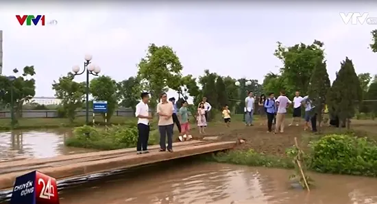 3 ngày sau mưa lớn, chung cư Hà Nội vẫn chưa thoát khỏi tình trạng ốc đảo