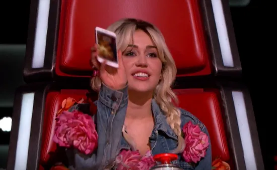 The Voice Mỹ: Miley Cyrus khoe ảnh lợn cưng với Blake Shelton