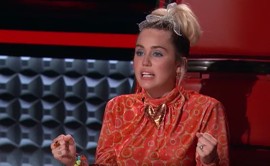 The Voice Mỹ: Miley Cyrus lần đầu rơi lệ trên ghế nóng