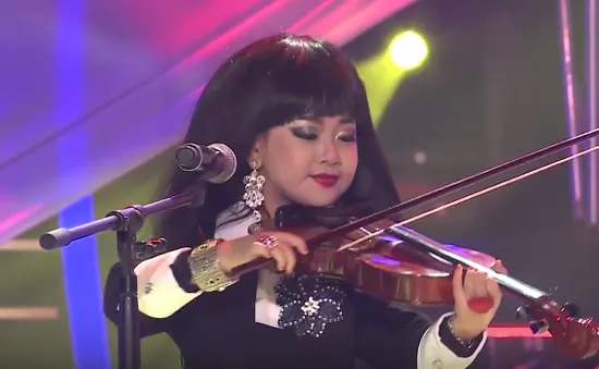 Gương mặt thân quen nhí: Nhã Phương "nhái" trổ tài chơi đàn violin