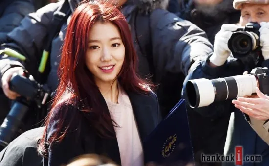 Park Shin Hye rạng rỡ trong ngày tốt nghiệp